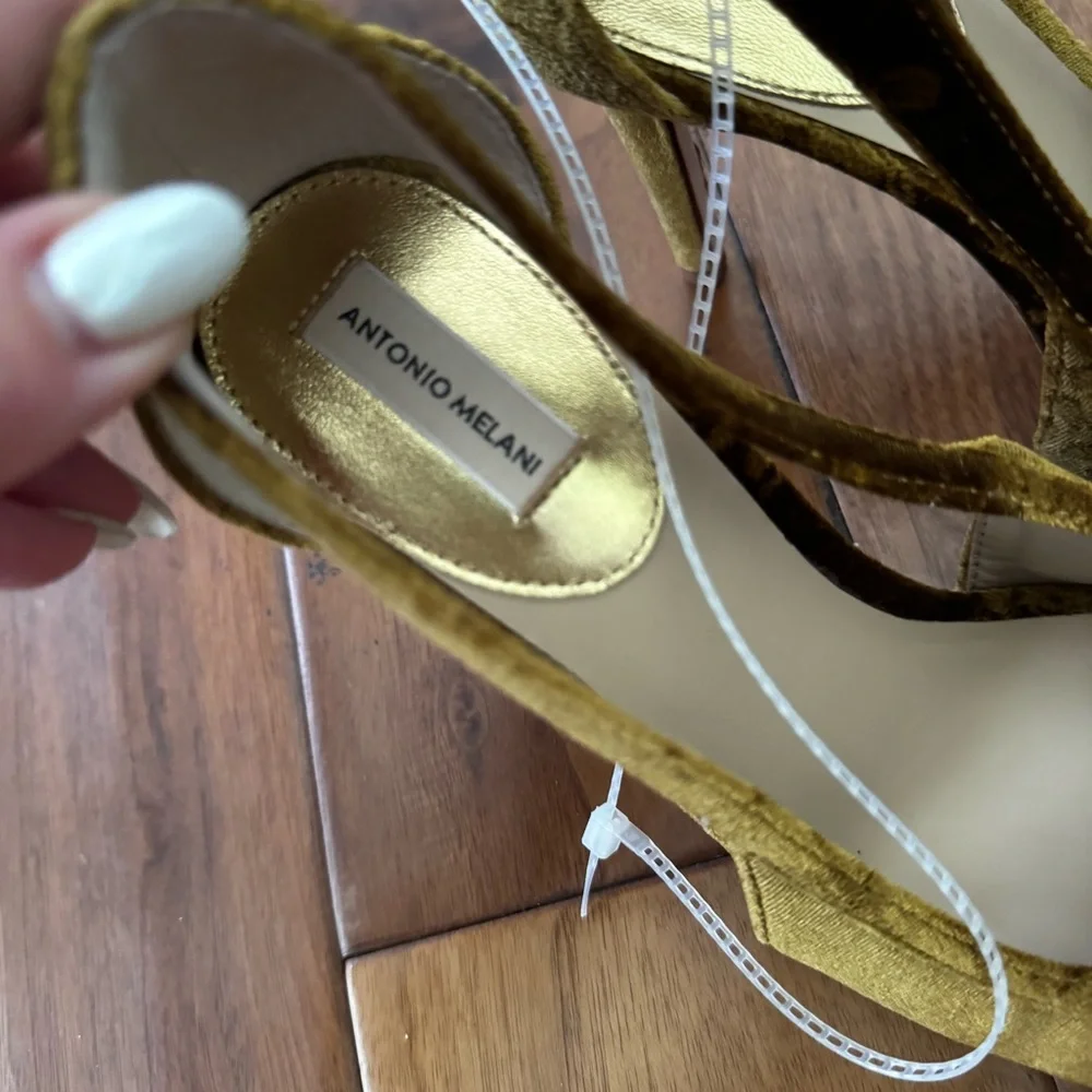 NWT Antonio Melani Ester Velvet Flower Heel Pumps Sz 7,5 - Picture 5 of 10